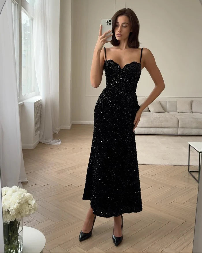 Sivutiss - Maxi-Trägerkleid mit schwarzen Pailletten